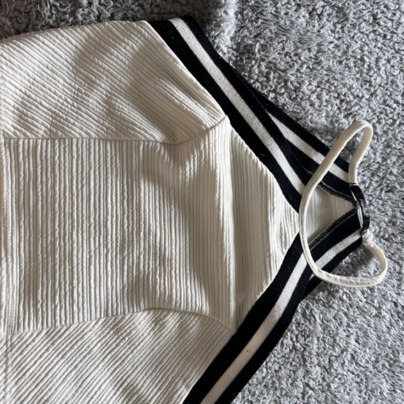 Beautiful top off white and black - Picture 2 of 4